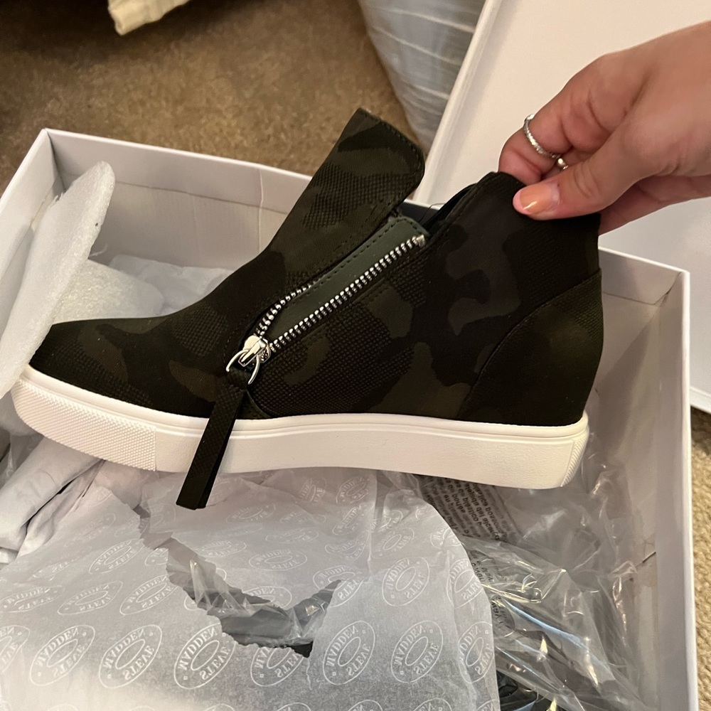 STEVE MADDEN CAMO WEDGE SNEAKERS- SIZE 7.5– NEVER WORN